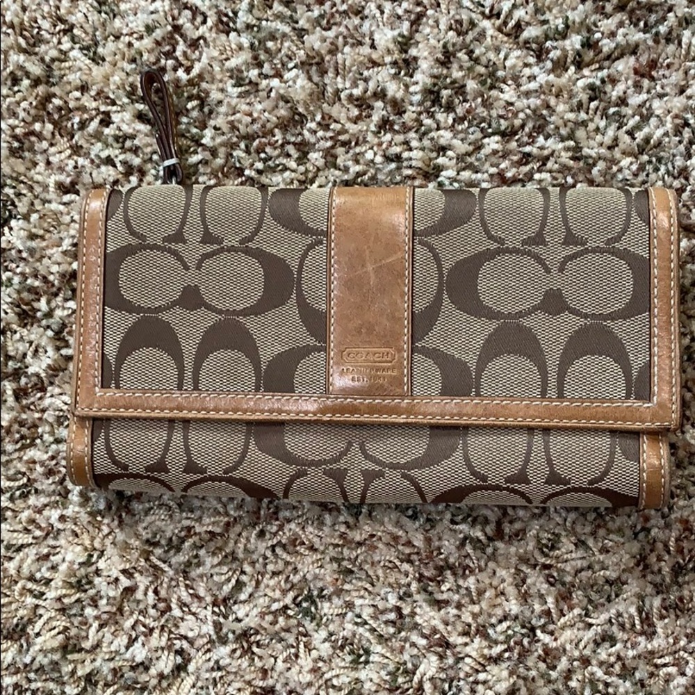 Coach trifold zip wallet great condition.
